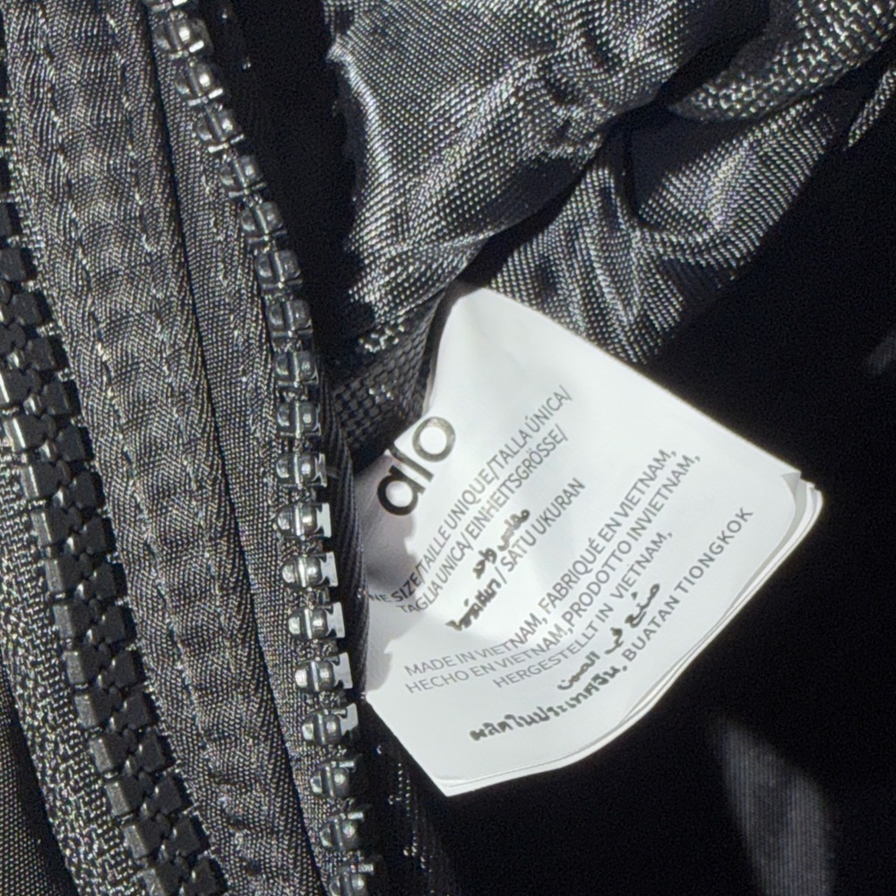 ALO Yoga Sleek Black Belt Bag - Picture 7 of 10